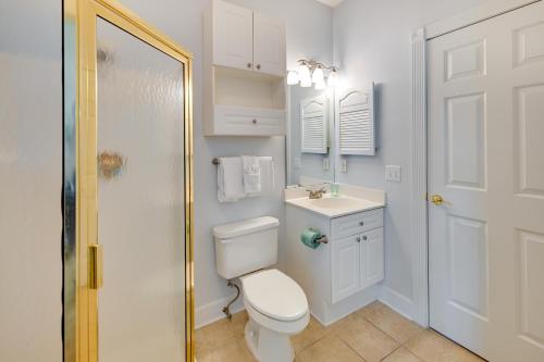La salle de bains blanche est pourvue de toilettes et d'un lavabo. dans l'établissement Myrtle Beach Condo Community Pool and Golf Course!, à Myrtle Beach