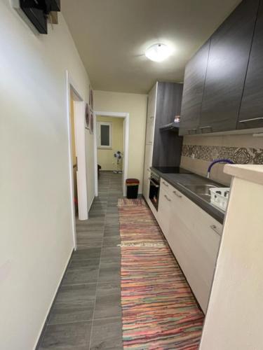 Dapur atau dapur kecil di Apartman Stela