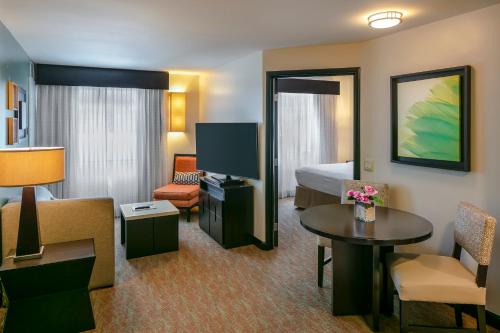 um quarto de hotel com uma cama e uma sala de estar em Residence Inn by Marriott San Jose Escazu em San José