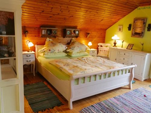 - une chambre avec un lit dans une pièce dotée de murs en bois dans l'établissement Ferienwohnungen Dopplerhof, à Piding
