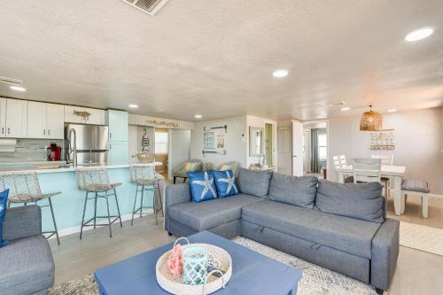 Kuchyň nebo kuchyňský kout v ubytování Oceanfront Deck Surfside Beach Vacation Rental!
