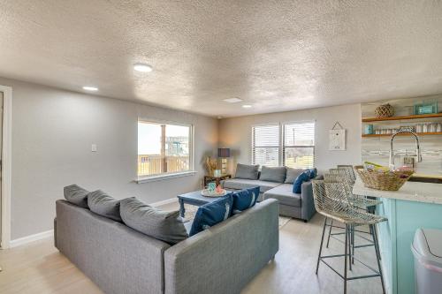 Posezení v ubytování Oceanfront Deck Surfside Beach Vacation Rental!