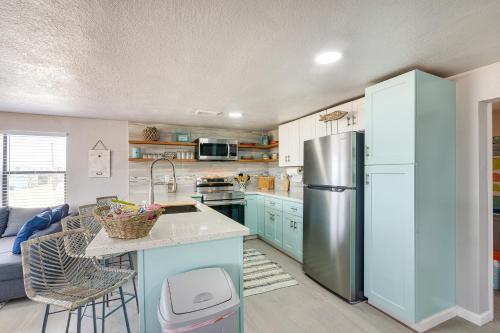 Kuchyň nebo kuchyňský kout v ubytování Oceanfront Deck Surfside Beach Vacation Rental!