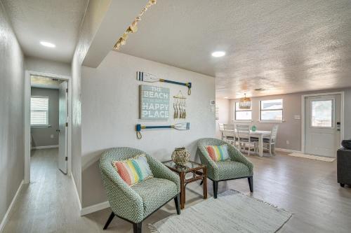 Posezení v ubytování Oceanfront Deck Surfside Beach Vacation Rental!