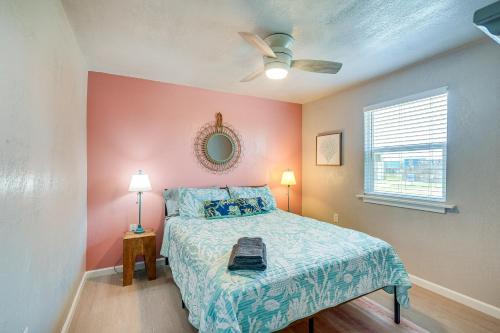 Postel nebo postele na pokoji v ubytování Oceanfront Deck Surfside Beach Vacation Rental!