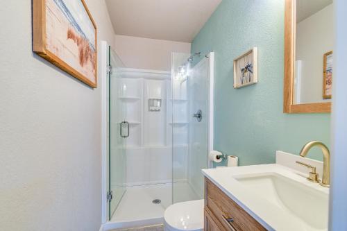Koupelna v ubytování Oceanfront Deck Surfside Beach Vacation Rental!