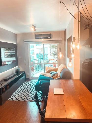 a living room with a table and a couch at Apto Andalus - Frente Hospital Einstein - Estádio MorumBis in Sao Paulo