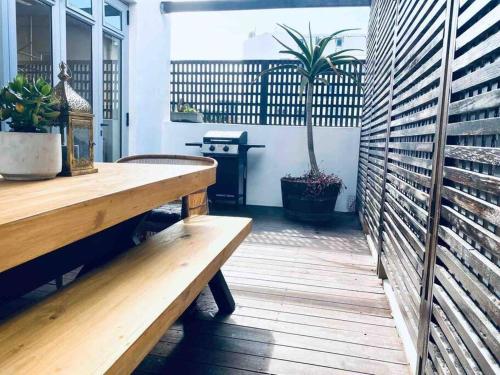 Ein Balkon oder eine Terrasse in der Unterkunft Stylish Bree Street Apartment - The Perfect Urban Getaway