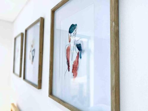 ein gerahmtes Bild eines Vogels an der Wand in der Unterkunft Stylish Bree Street Apartment - The Perfect Urban Getaway in Kapstadt