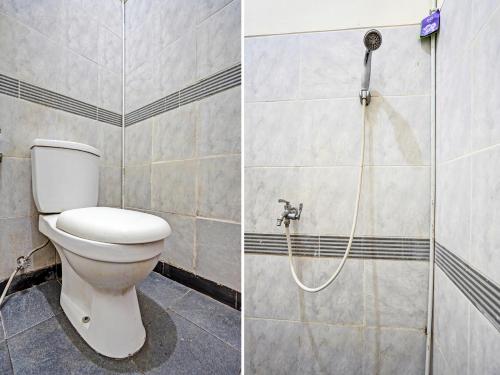 ein Bad mit einem WC und einer Dusche in der Unterkunft OYO Life 92773 Griya Trubus Syariah in Tuban