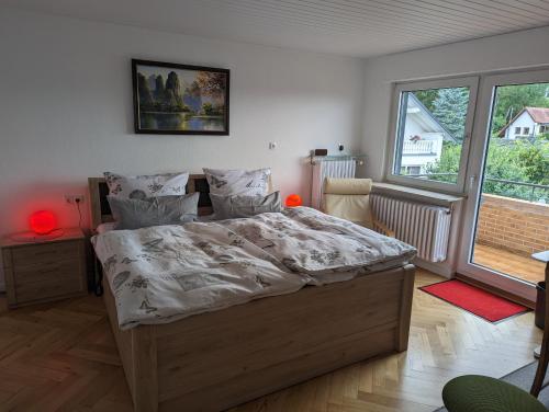 ein Schlafzimmer mit einem großen Bett in einem Zimmer in der Unterkunft Siebengebirgsblick in Bonn