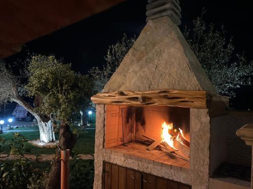 a brick pizza oven with a fire in it at Casa Bea in Palmadula