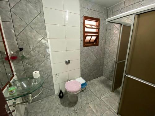 La salle de bains est pourvue d'une douche, de toilettes et d'un lavabo. dans l'établissement 03 - Casa praia pinheira perto da guarda, à Palhoça
