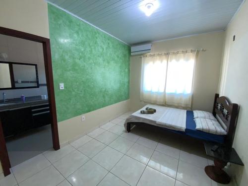 - une chambre avec un lit, un lavabo et un miroir dans l'établissement 03 - Casa praia pinheira perto da guarda, à Palhoça