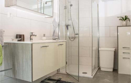 y baño con ducha, lavabo y aseo. en Stunning Apartment In Wald Am Arlberg With Wifi en Wald am Arlberg