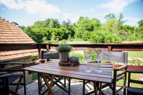 Taman di luar 1st Truffle House Žumberak