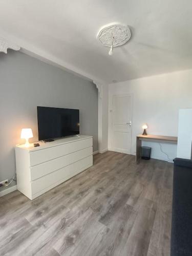 - un salon avec une commode et une télévision à écran plat dans l'établissement F4 avec vue mer / Flat with sea view 3 bedrooms, à Nice