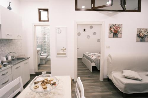 Cette chambre comprend une cuisine et une salle de bains pourvue d'un lit. dans l'établissement CASA MONTAGNOLA34 Centro Storico, à Naples