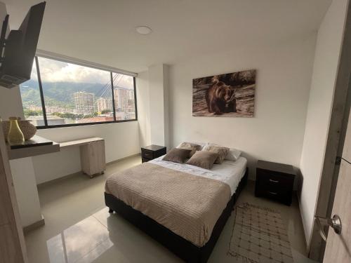 1 dormitorio con cama y ventana grande en Apartamento completo en exclusivo sector 401, en Ibagué