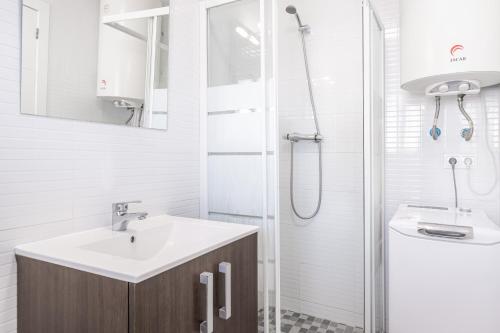 y baño con lavabo y ducha. en Ducado 10-J Apartment Levante Beach, en Benidorm