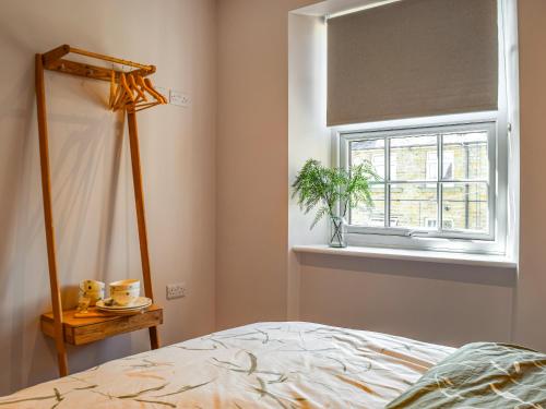 sypialnia z łóżkiem i oknem w obiekcie Yorkshire Cottage w mieście Clayton West