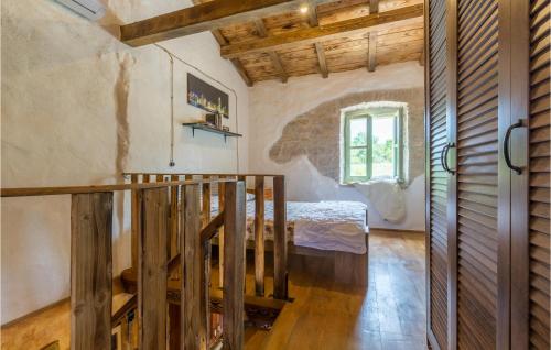 een kamer met een trap en een bed erin bij Stunning Home In Buje With Wifi in Buje