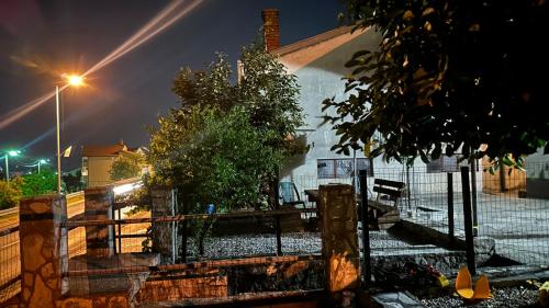 una cerca frente a una casa por la noche en Mimma apartments, en Mostar