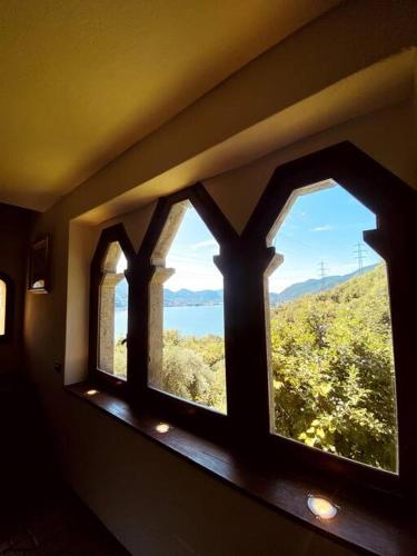 ventana en una habitación con vistas al campo en La Dimora Degli Olivi, en Galbiate