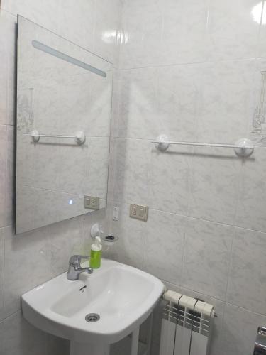 a white bathroom with a sink and a mirror at Boa Vista - 2 hab con parking, ideal Ribeira Sacra in Monforte de Lemos