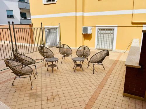 un grupo de sillas y mesas en un patio en wild rooms&house, en Nettuno
