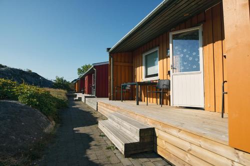 Casa con terraza de madera con puerta en Hvasser Motell, en Hvasser