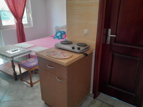 Habitación con cama y escritorio con fogones. en Guest House Oroshi, en Ulcinj