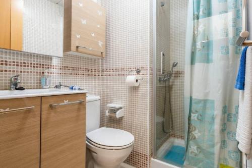a small bathroom with a toilet and a shower at Los Abrigos in Los Abrigos