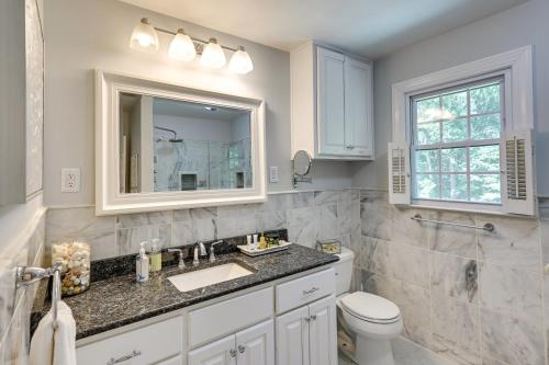 bagno con lavandino, servizi igienici e specchio di Roomy Martinsville Vacation Rental with Private Deck a Martinsville