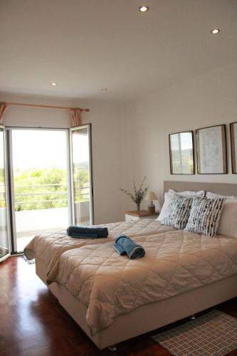 una camera da letto con un grande letto con una grande finestra di Vista Vibes Corfu a Análipsis