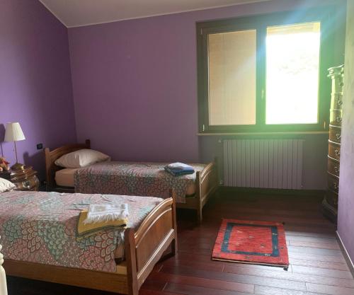 - une chambre avec 2 lits et une fenêtre dans l'établissement Remarkable 6 bedrooms Villa in Cerrione with land, à Cerrione