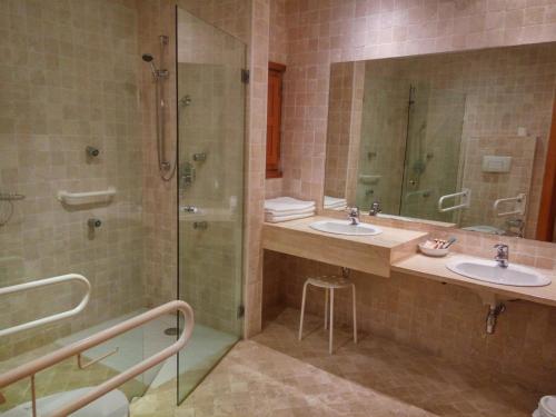 a bathroom with two sinks and a shower at El Milano Real in Hoyos del Espino