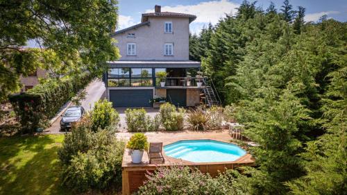 a house with a swimming pool in a yard at Gîte Villa Blancal Location Vacances dans le Tarn 81 in Salvagnac