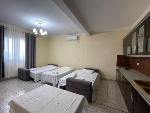 ein Krankenhauszimmer mit drei Betten darin in der Unterkunft VG Holiday's Rooms in Borsh