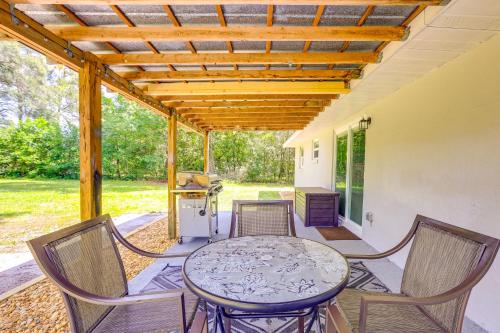 Imagen de la galería de Modern Ocala Oasis with Fire Pit and Gas Grill!, en Marion Oaks