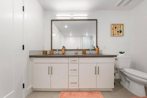 y baño con lavabo, aseo y espejo. en The Green Pearl 2Bed/2Bath Venice Beach/MDR/SM, en Los Ángeles