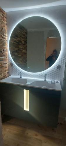 une salle de bain avec un lavabo et un miroir dans l'établissement 