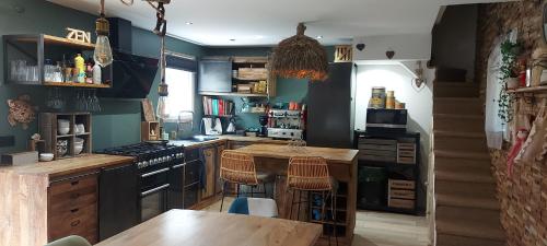 een keuken met blauwe muren en een houten aanrecht bij Charmante maisonnette proche plage in Fréjus