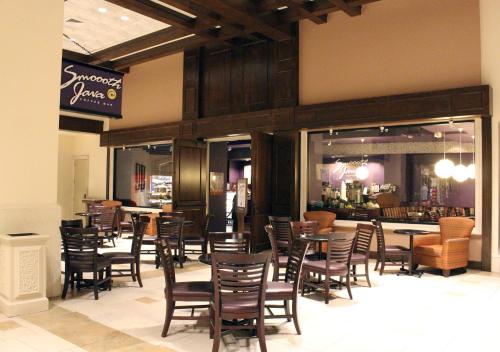 a dining room with tables and chairs and a restaurant at Rosen Shingle Creek Universal Blvd in Orlando