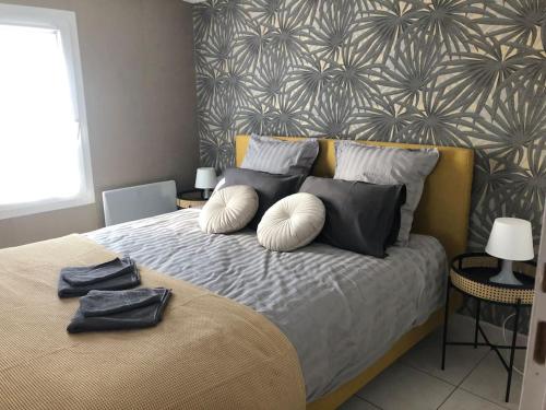 - une chambre avec un lit avec des oreillers et un mur dans l'établissement Villa Firenze, à Montségur-sur-Lauzon