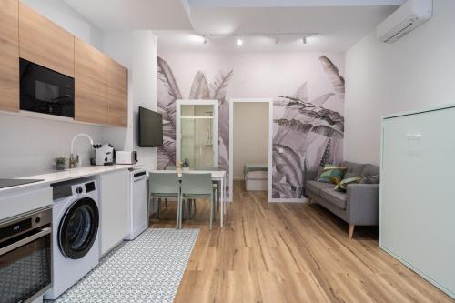 cocina y sala de estar con lavadora y secadora. en Marina Beach Apartments, en Valencia