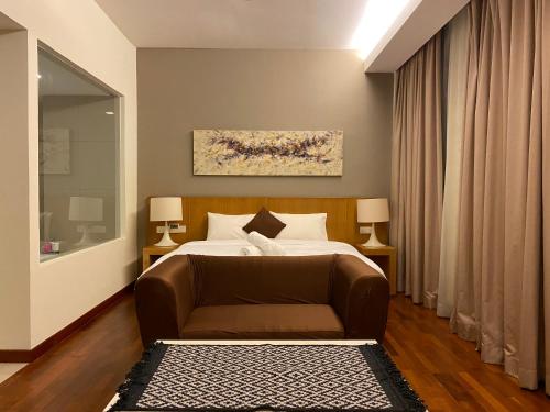 1 dormitorio con cama y sofá en KLCC by SWITZHOME, en Kuala Lumpur