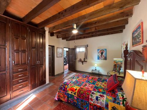 sypialnia z łóżkiem w pokoju z drewnianym sufitem w obiekcie casa la vida es buena w mieście San Miguel de Allende
