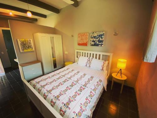 um quarto com uma cama e um candeeiro sobre uma mesa em Villa en Hacienda noox Kankabal em Cholul