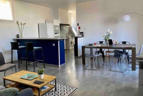 Photo de la galerie de l'établissement Appart 70M2 T3 Cosy Calme et Spacieux Idéalement Situé, à Sète